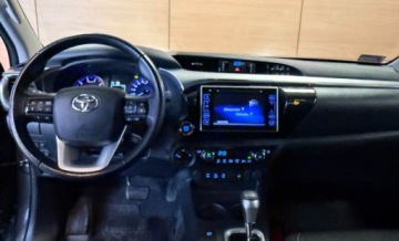 Toyota Hilux VIII Podwójna kabina 2.4 D-4D 150KM 2019 Toyota Hilux salon Polska FV 23 tylko 19 tys km R CARS Warszawa 2.4 150KM, zdjęcie 8