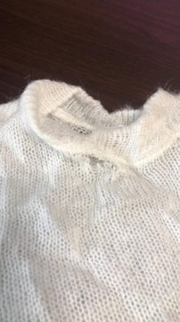 Biały półprzezroczysty sweter z długimi defekt S