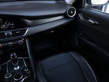 Alfa Romeo Giulia II Sedan 2.0 Turbo 200KM 2016 Alfa Romeo Giulia 2.0 Turbo, Salon Polska, zdjęcie 7