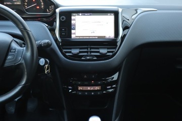 Peugeot 2008 I SUV Facelifting 1.2 PureTech 130KM 2016 Peugeot 2008 1.2 PureTech, Salon Polska, zdjęcie 11