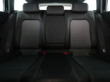 Volkswagen Passat B8 Variant 2.0 TDI BlueMotion SCR 150KM 2019 Volkswagen Passat DSG R-Line interior pack klima, zdjęcie 17