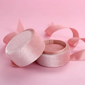 БАРХАТНАЯ ПОДАРОЧНАЯ КОРОБКА ДЛЯ РОЗОВОГО ОБРУЧАЛЬНОГО КОЛЬЦА С БАНТОМ