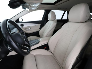 Mercedes Klasa E W213 Limuzyna Plug-in Facelifting 2.0 300de 306KM 2020 Mercedes E 300 FV23% PHEV jasne dkóry virtual, zdjęcie 12