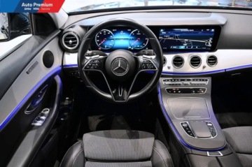 Mercedes Klasa E W213 Limuzyna Facelifting 2.0 E220d 194KM 2022 Mercedes-Benz Klasa E 220dFV23Reflektory LED StatyczneOswietlenie Ambiente, zdjęcie 8