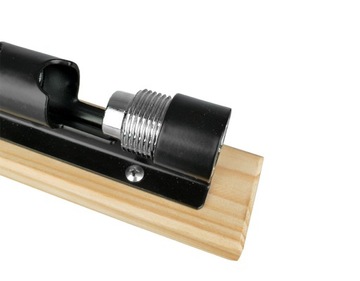 ЩЕЛКУНЧИК НА ЧЕРНОЙ СТАЛЬНОЙ ПОДСТАВКЕ