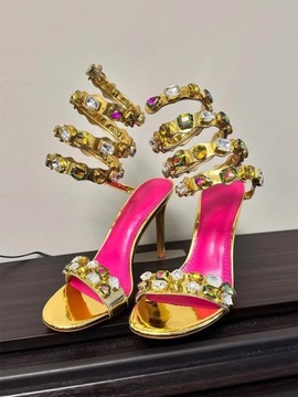 Złote sandały na szpilce lakierowane szpilki z biżuterią Alladies* AS8312