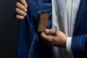 MUCHA DREWNIANA POSZETKA BROSZKA ZESTAW JEANS NOWOCZESNA PREZENT DLA NIEGO