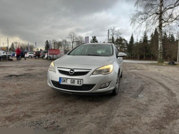 Opel Astra J Sports Tourer 1.7 CDTI ECOTEC 110KM 2011 Opel Astra 1.7 CDTI Caravan DPF Selection 110KM 2011r, zdjęcie 1