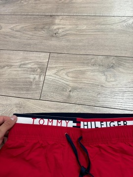 TOMMY HILFIGER TH SZORTY PLAŻOWE PIĘKNE CZERWONE LOGO M