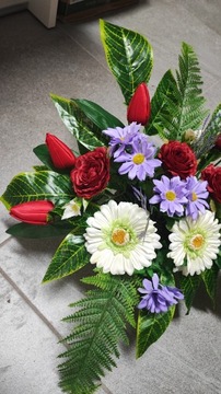 украшение для памятника, букет на кладбище