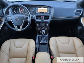 Volvo V40 II Hatchback Facelifting 2.0 D4 190KM 2017 Volvo V40 Salon PL Summum D4 190KM LED Skóra Nawi, zdjęcie 9