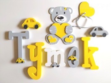 Буквы на стене плюс большой плюшевый мишка с воздушным шариком диаметром 25 см.