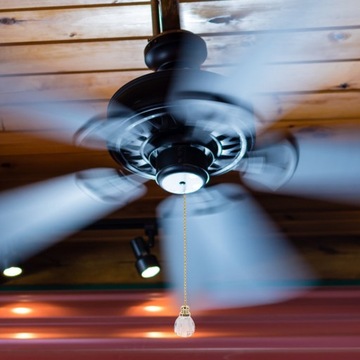 Lampka wentylatora z wiszącym łańcuszkiem, żarówka z uchwytem, 2 szt