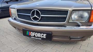 Полированная алюминиевая доска с напечатанным на ней дизайном.