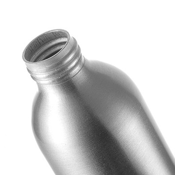 с 2 пустыми бутылками шампуня для душа