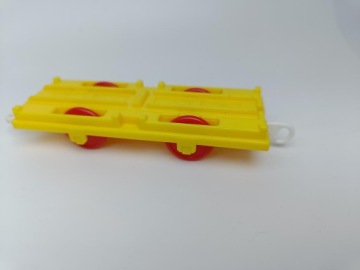 TOMY PLARAIL Tomek i Przyjaciele wagon towarowy PLATFORMA Samochodowa