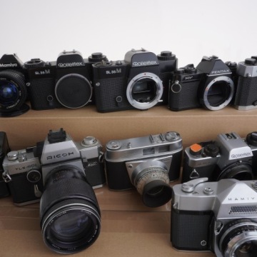 Большой набор фотоаппаратов – Rolleiflex, Pentax и другие.