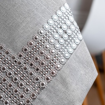 Скатерть грязеотталкивающая GLAMOUR серебро ZIRCONIA 140х200 БЕЛЫЙ СЕРЫЙ блестящая