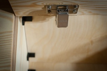 Мебель для кемпера — верхний левый шкаф над столом.