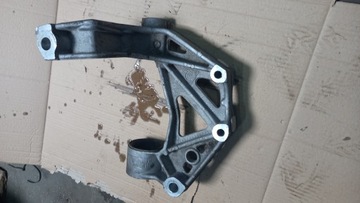 DRŽÁK LEVÝ PŘEDNÍ VW POLO 1.2B 04R