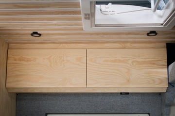 Мебель для кемпера — верхний левый шкаф над столом.