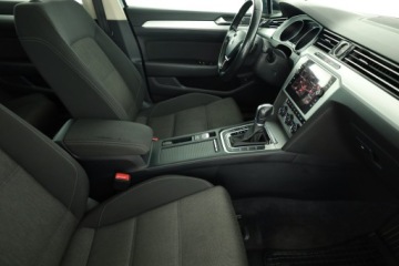 Volkswagen Passat B8 Variant 2.0 TDI BlueMotion SCR 150KM 2017 VW Passat 2.0 TDI, Automat, Navi, Klima, zdjęcie 6