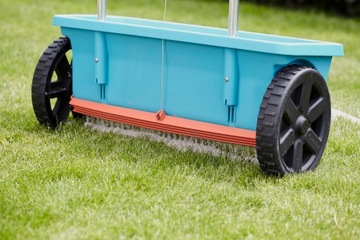 Универсальная ручная сеялка для травы и удобрений Gardena L/00432-20 CHANCE