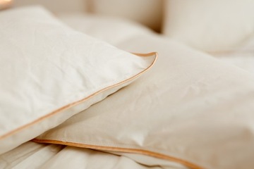 Подушка HALF DOWN 70х80 2000г 3 ЦВЕТА