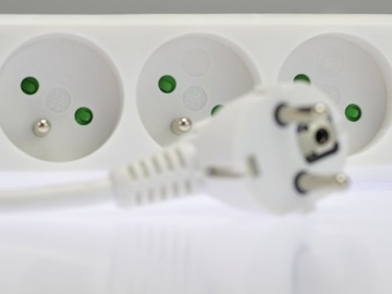 УДЛИНИТЕЛЬ ПИТАНИЯ НА 5 РОЗЕТОК 3х1,5 10м