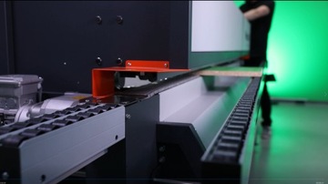 Кромкооблицовочный станок с предварительной фрезеровкой и фрезой для предварительной обработки углов Hebrock.