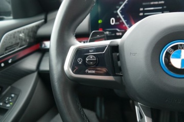 BMW Seria 5 G90-91 2024 BMW 550 BMW 550e M Pro HAK Adaptive LED Bowers&amp;Wil, zdjęcie 17