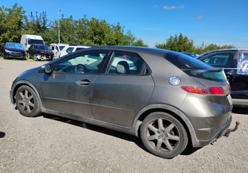 Honda Civic VIII Hatchback 3d 2.2 i-CTDi 140KM 2007 Honda Civic 2007r, 2.2 CDTI. Delikatnie przetarty prawy bok. Jezdzi. 2.2, zdjęcie 18