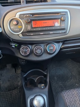 Toyota Yaris III Hatchback 5d Facelifting 1.33 Dual VVT-i 99KM 2014 TOYOTA YARIS (_P9_) 1.33 VVT-i (NSP90_) 99 KM, zdjęcie 9