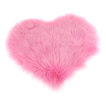 Плюшевый чехол на диван в виде розовых сердечек.