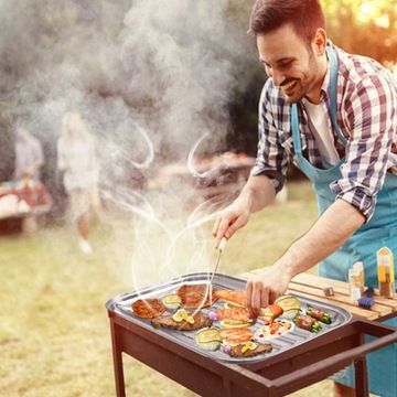 Украсьте противень волнистым узором.