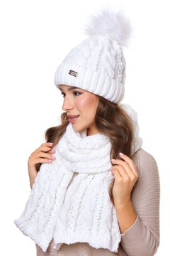 Женский комплект: шапка с помпоном и зимний шарф.