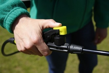 Ручной ранцевый опрыскиватель объемом 16 л.