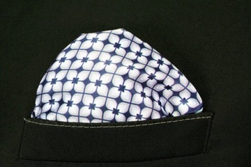 Бело-темно-синий нагрудный платок с геометрическим узором