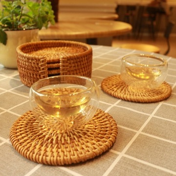 КРУГЛЫЕ ТАРЕЛКИ ИЗ РОТАНГА, КОФЕЙНЫЕ УКРАШЕНИЯ, ЧАЙНЫЕ ЧАШКИ, ИЗ НАТУРАЛЬНОЙ ТКАНИ.