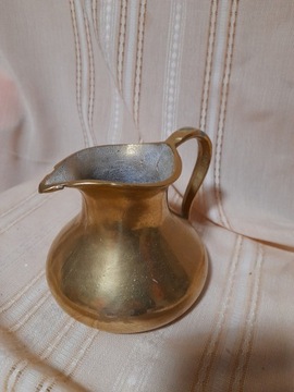 Толстый латунный кувшин