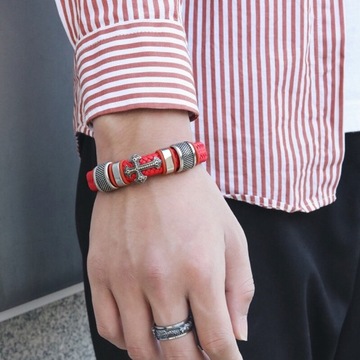 Мужской кожаный браслет ручной работы с красным кожаным крестом.
