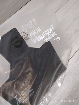 10495. MACAN TLUMENÍ NÁRAZNÍK ZADNÍ 95B805885A