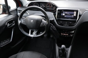 Peugeot 208 I Hatchback 5d Facelifting 1.2 PureTech 110KM 2016 Peugeot 208 1.2 PureTech, Salon Polska, zdjęcie 6