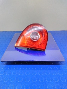 VW GOLF V 5 LAMPA TYŁ LEWA W KLAPĘ 1K6945107C
