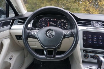 Volkswagen Passat B8 Variant 1.8 TSI BlueMotion Technology 180KM 2018 Volkswagen Passat Hak DSG Virtual Cockpit Podgrz. fotele ACC Kamera, zdjęcie 14