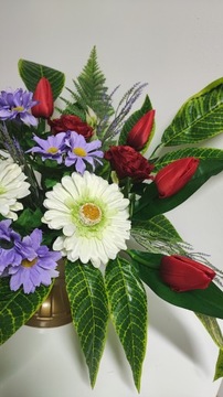 украшение для памятника, букет на кладбище