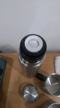 POKROWIEC NA BUTELKĘ Z PASKIEM CZARNY 1000 ML