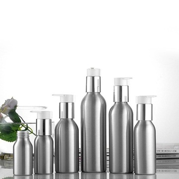 с 2 пустыми бутылками шампуня для душа