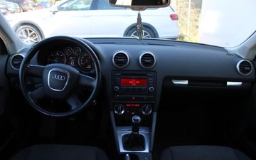 Audi A3 8P Hatchback 3d 1.6 102KM 2010 AUDI A3 1.6 102 KM, zdjęcie 1
