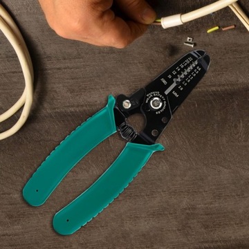 Набор мощных клещей и кусачек для точной работы.